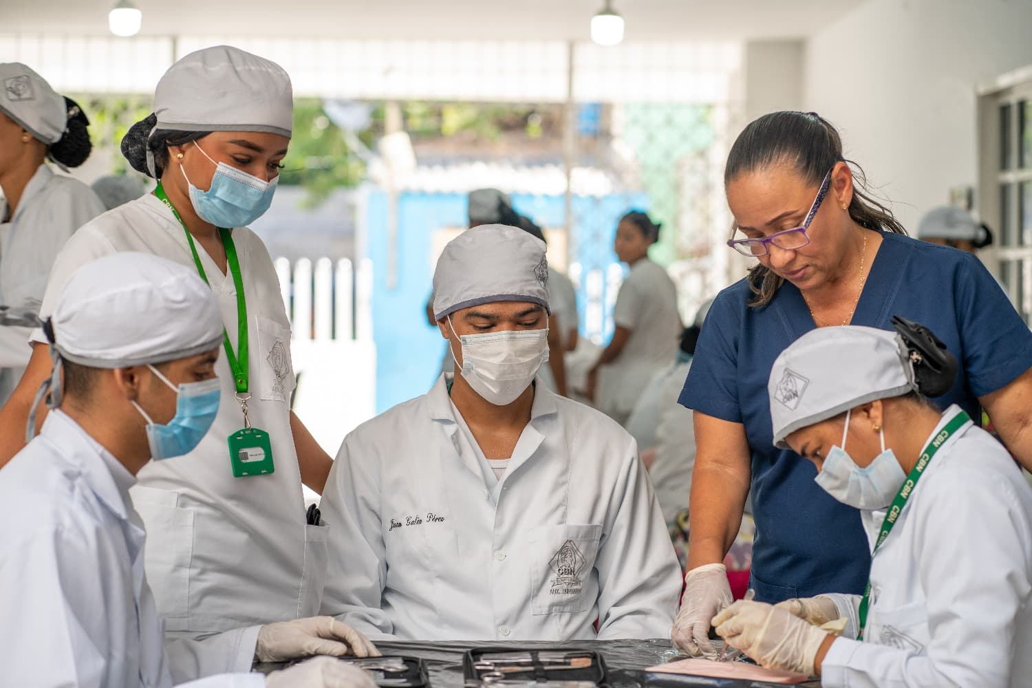Estudiantes de Enfermería de la CBN durante una actividad de formación en laboratorio