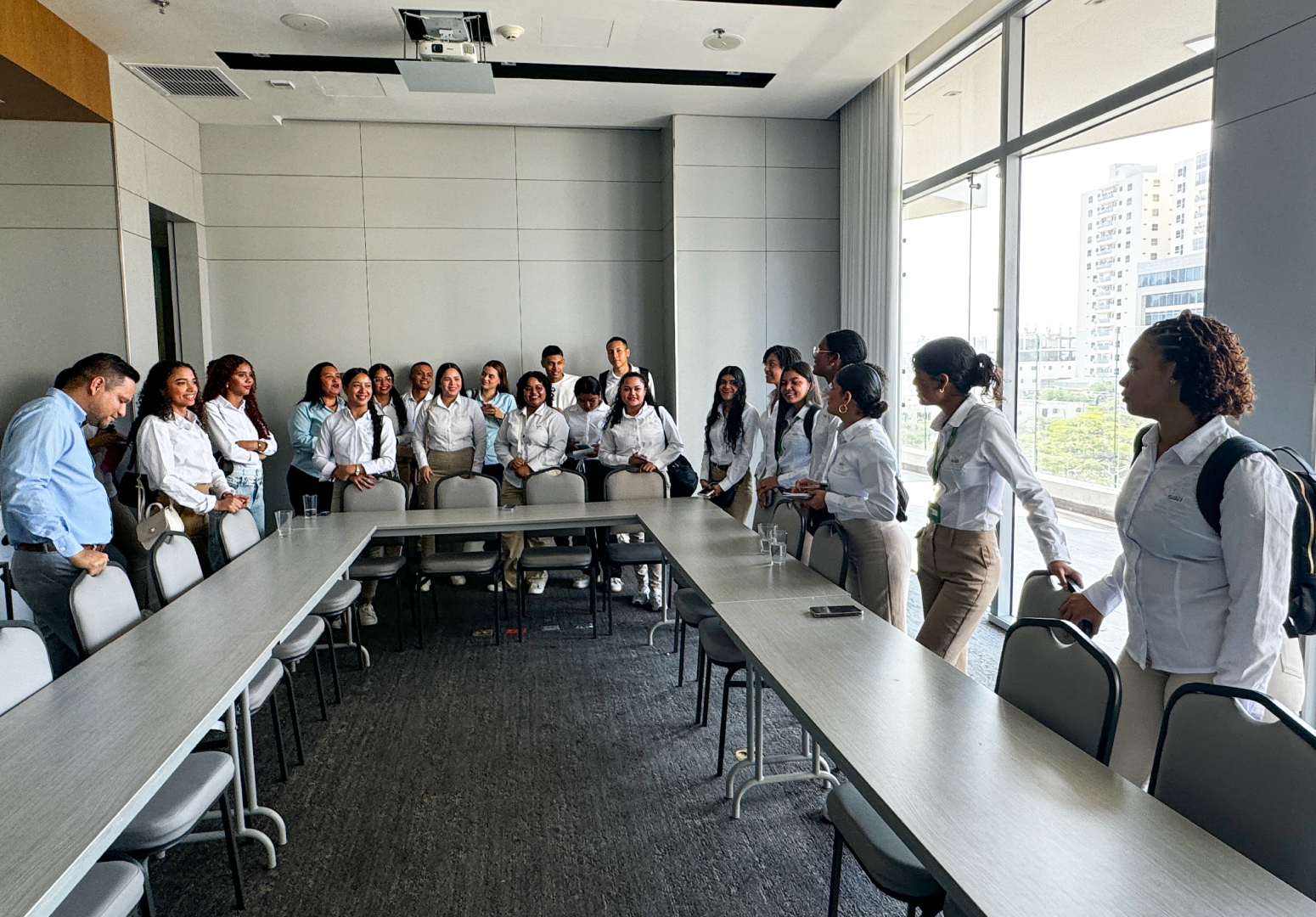 Estudiantes de la CBN exploran el sector hotelero en visita al AC by Marriot