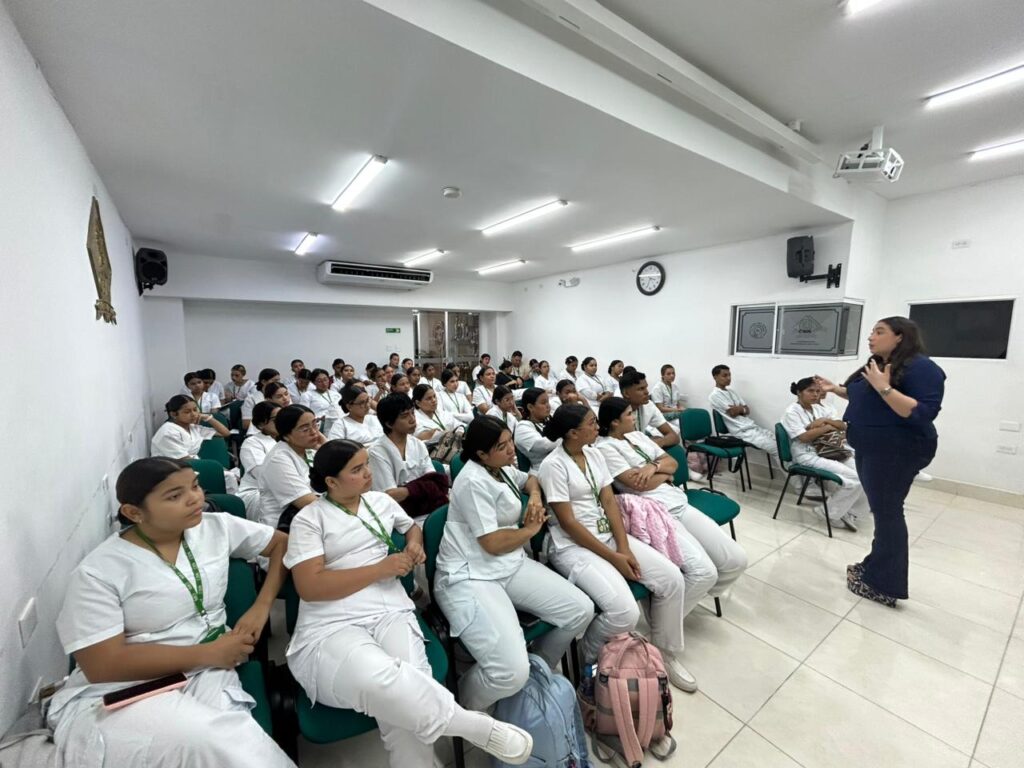 Estudiantes participando en conversatorio de conmemoración de la mujer