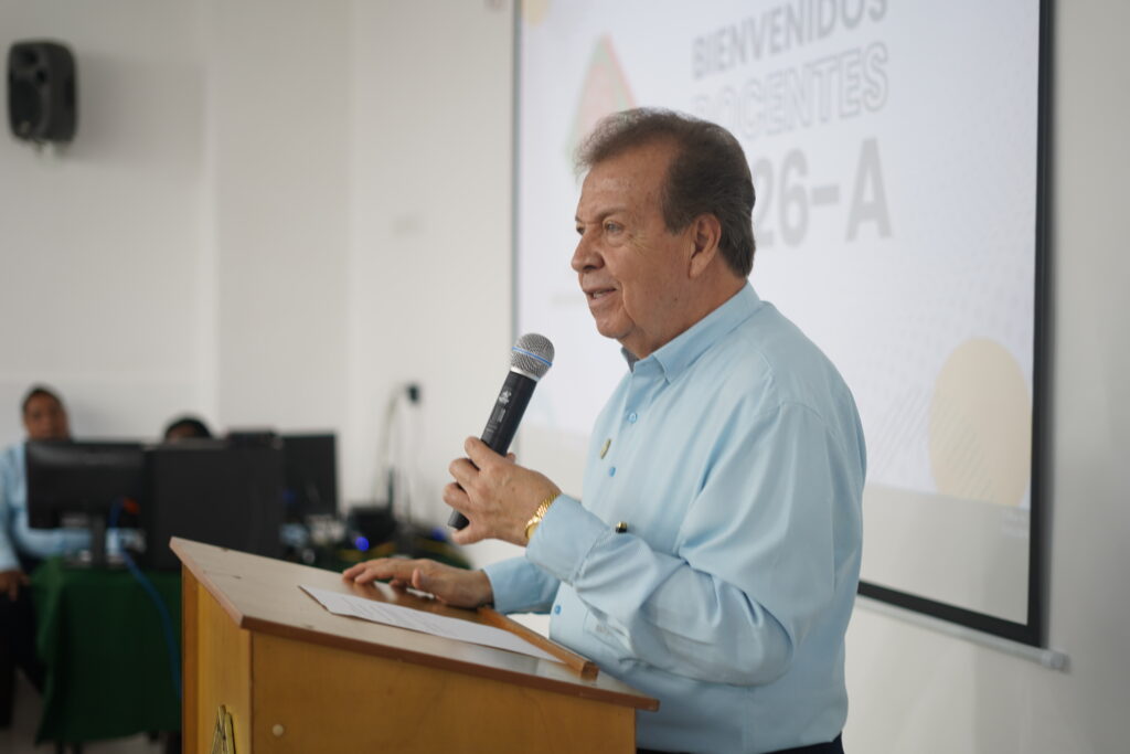 Dr. Carlos Quintero durante reunión docente sobre educación en la CBN
