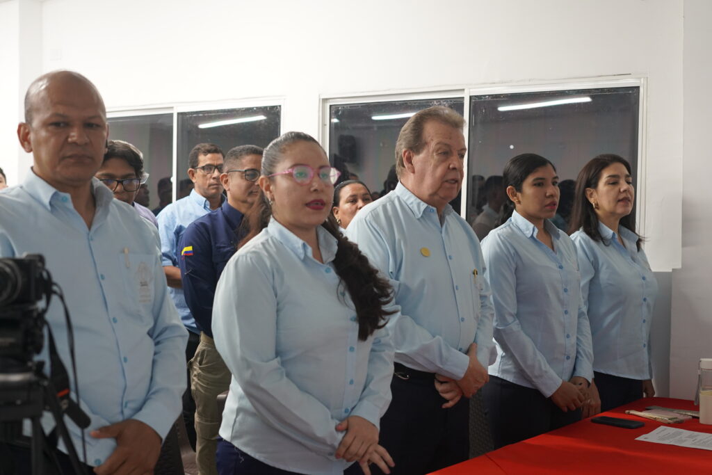 Directivos liderando reunión docente sobre educación en la CBN