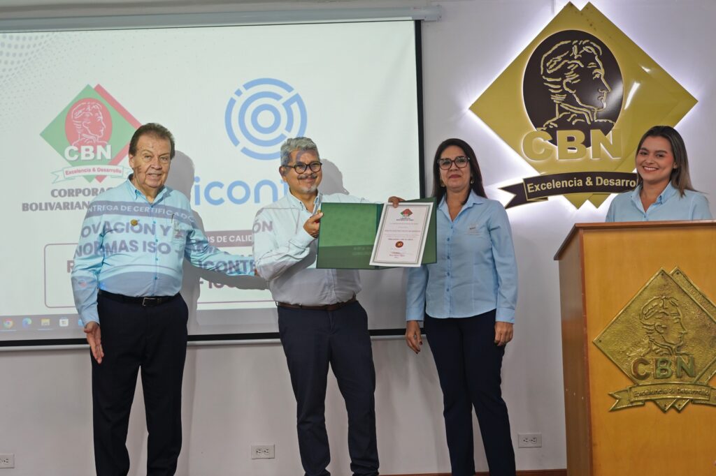 Entrega de pergamino a ICONTEC en ceremonia de certificación CBN