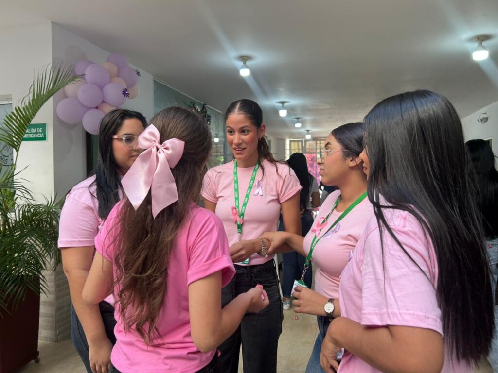 Estudiantes participando en actividades de conmemoración de la mujer en la CBN