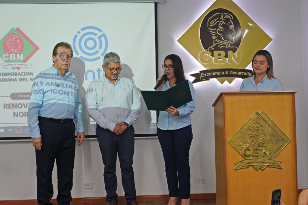 Reconocimiento a ICONTEC con entrega de pergamino en la CBN