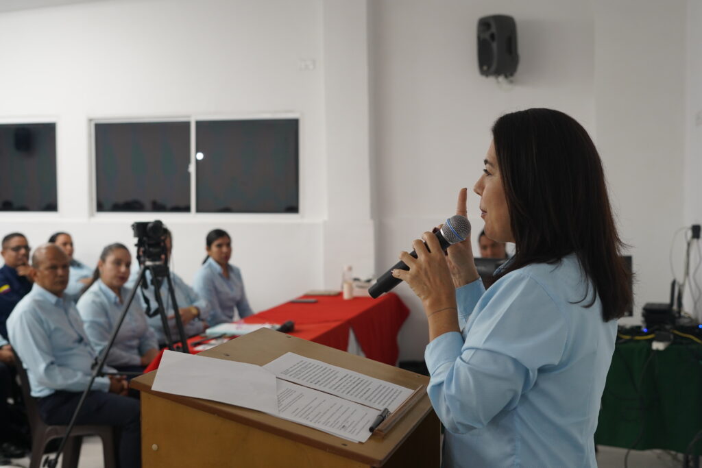 Dra. Tatiana Restrepo en reunión docente sobre educación y prácticas laborales