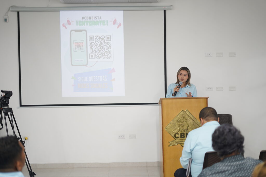 Valeria Hidalgo durante reunión docente sobre educación y comunicaciones en la CBN