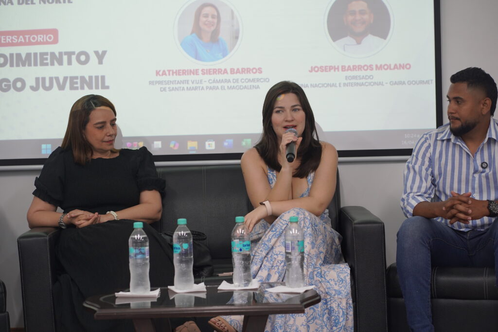 Candy Diazgranados exponiendo sobre comunicación y emprendimiento