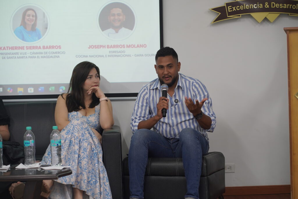 Egresado compartiendo experiencia de emprendimiento en conversatorio