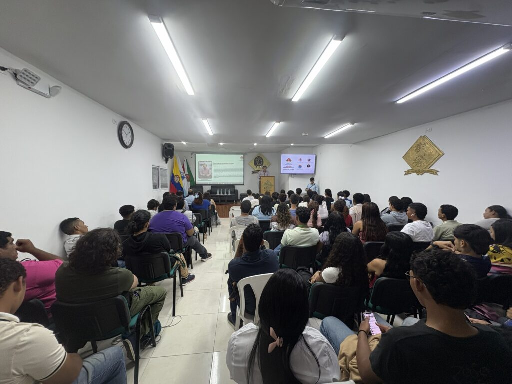 Estudiantes participando en conversatorio de emprendimiento en la CBN