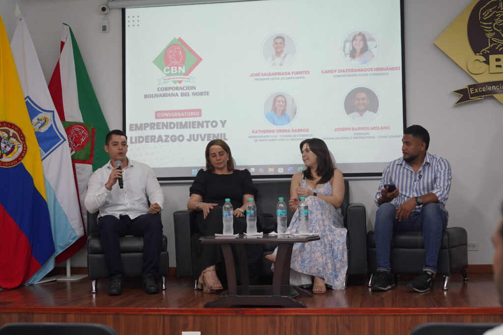 Panel de ponentes en conversatorio de emprendimiento y liderazgo juvenil
