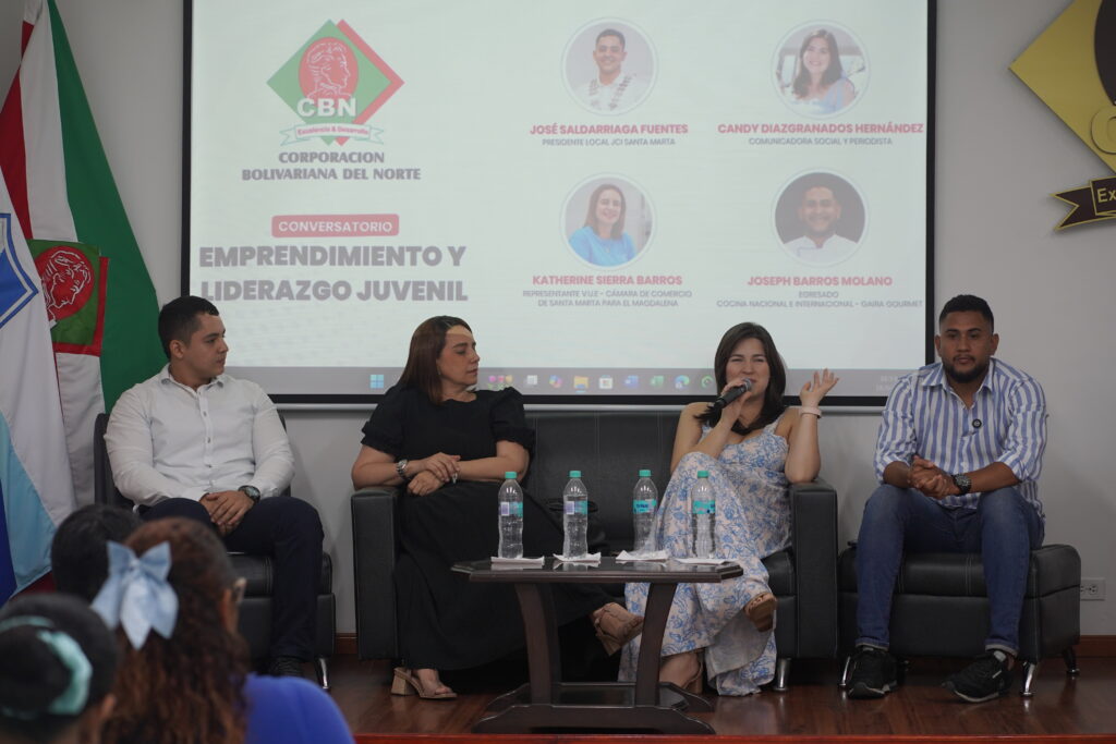 Ponentes del conversatorio de emprendimiento y liderazgo juvenil