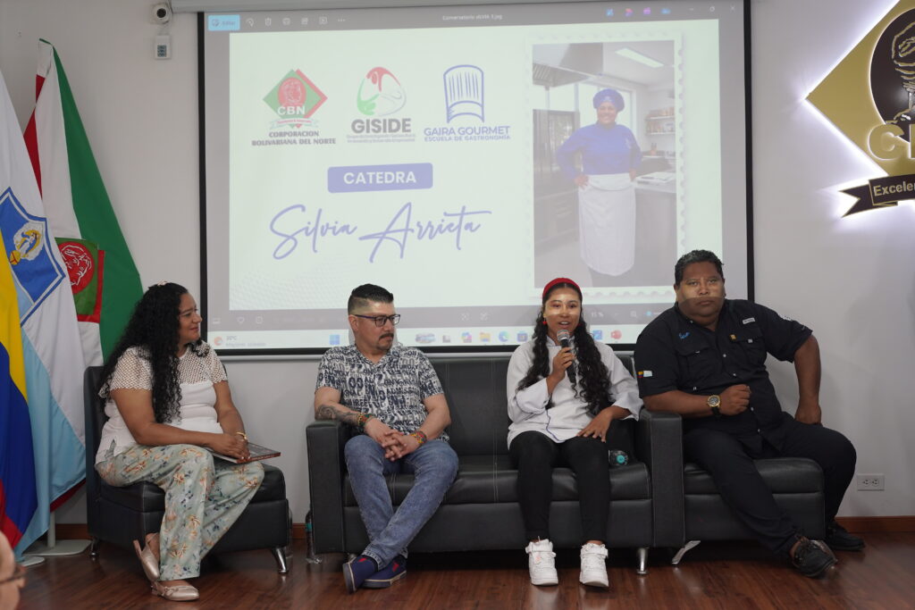 Allisson Serrano participando en conversatorio gastronómico