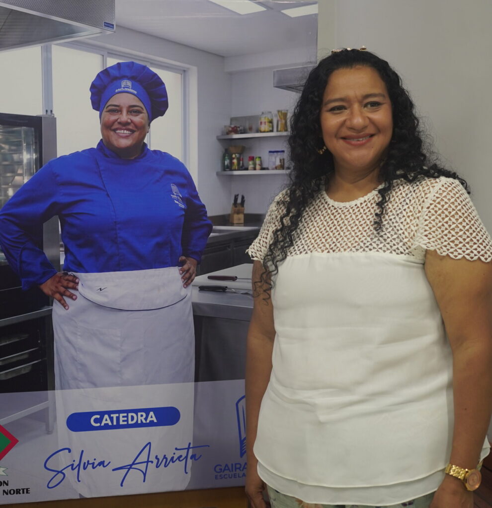 Angélica Arrieta durante homenaje en la Cátedra Silvia Arrieta