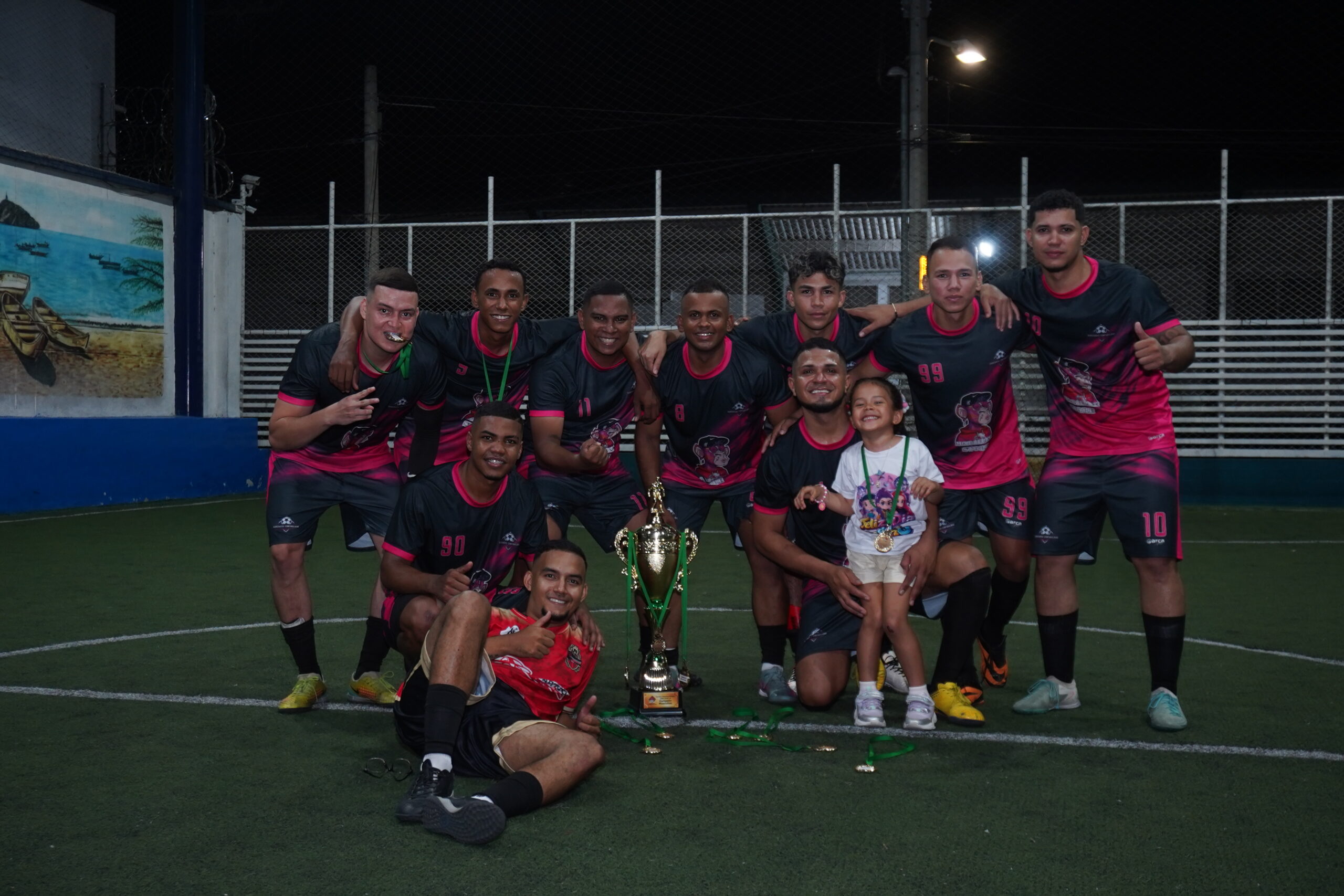 Celebración del equipo masculino tras ganar la final de fútbol