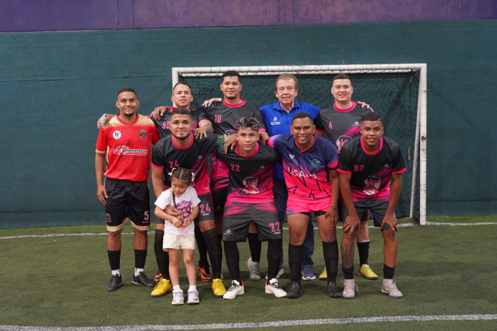 Equipo masculino durante final de fútbol en la CBN