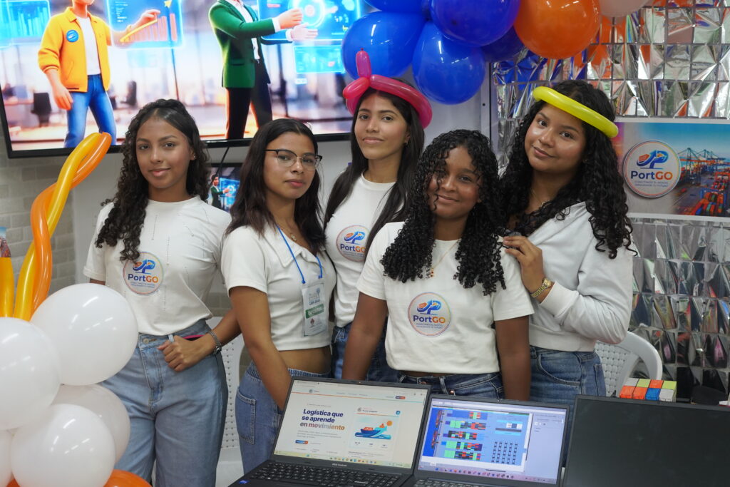 Estudiantes presentando proyectos en Ruta de Emprendimiento CBN