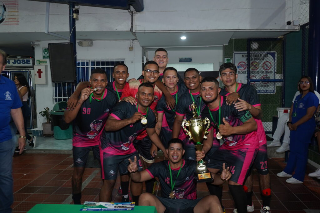 Foto oficial del equipo campeón masculino del torneo CBN 2026-A
