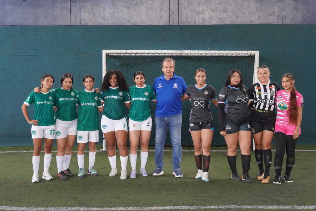 Grupo femenino del torneo Interfacultades de fútbol en la CBN