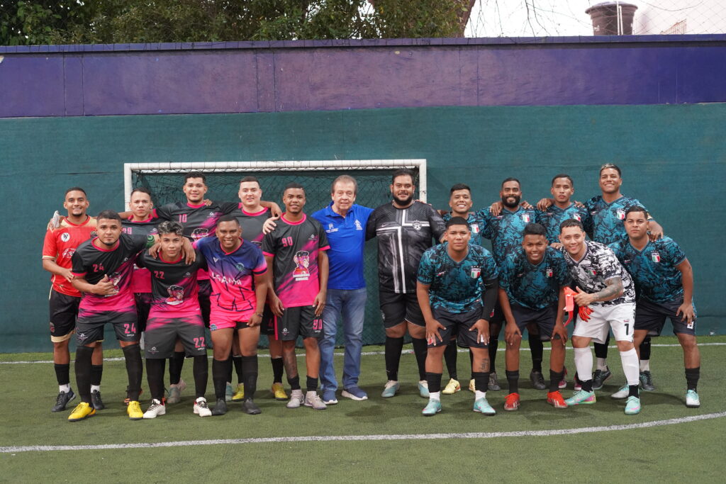 Grupo masculino finalista del torneo de fútbol Interfacultades CBN