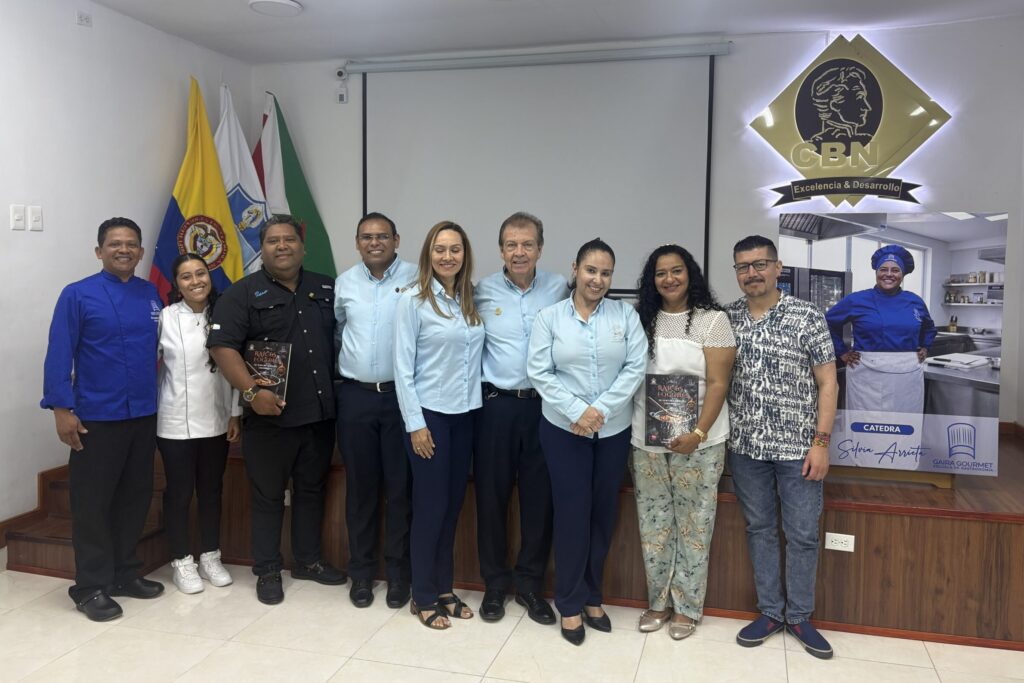 Homenaje a Silvia Arrieta durante lanzamiento de cátedra gastronómica