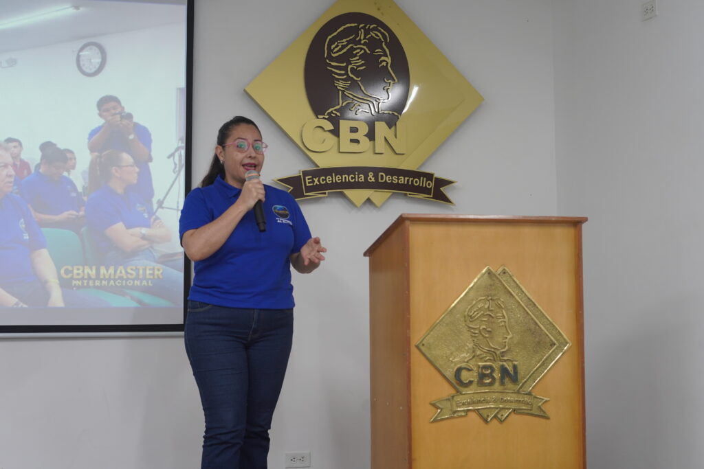 Paula Arias presentando programas de CBN MASTER INTERNACIONAL