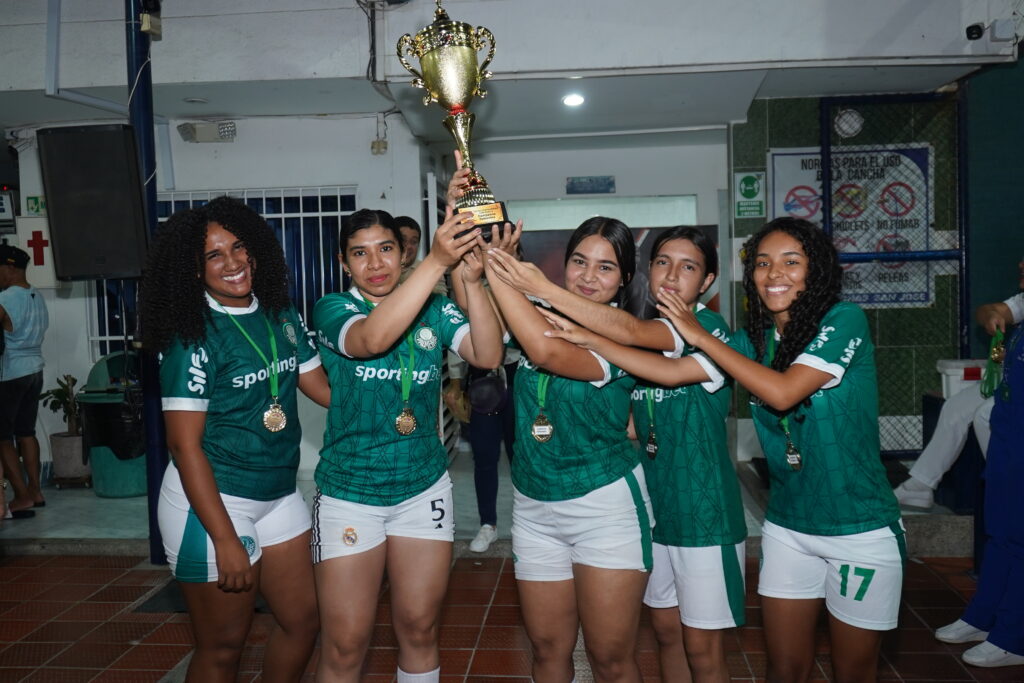 Premiación del equipo femenino campeón en la CBN